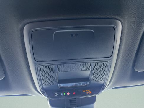Used 2025 Chevrolet Traverse LT AWD/4WD image 19