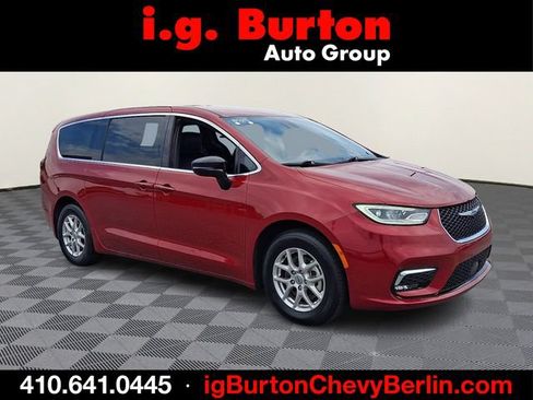 Used 2025 Chrysler Pacifica Select FWD image 1