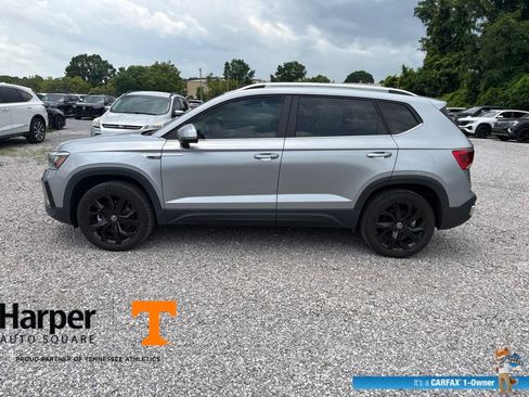 Used 2023 Volkswagen Taos SE w/ Panoramic Sunroof Package FWD image 2