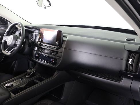 Used 2024 Nissan Pathfinder S image 25