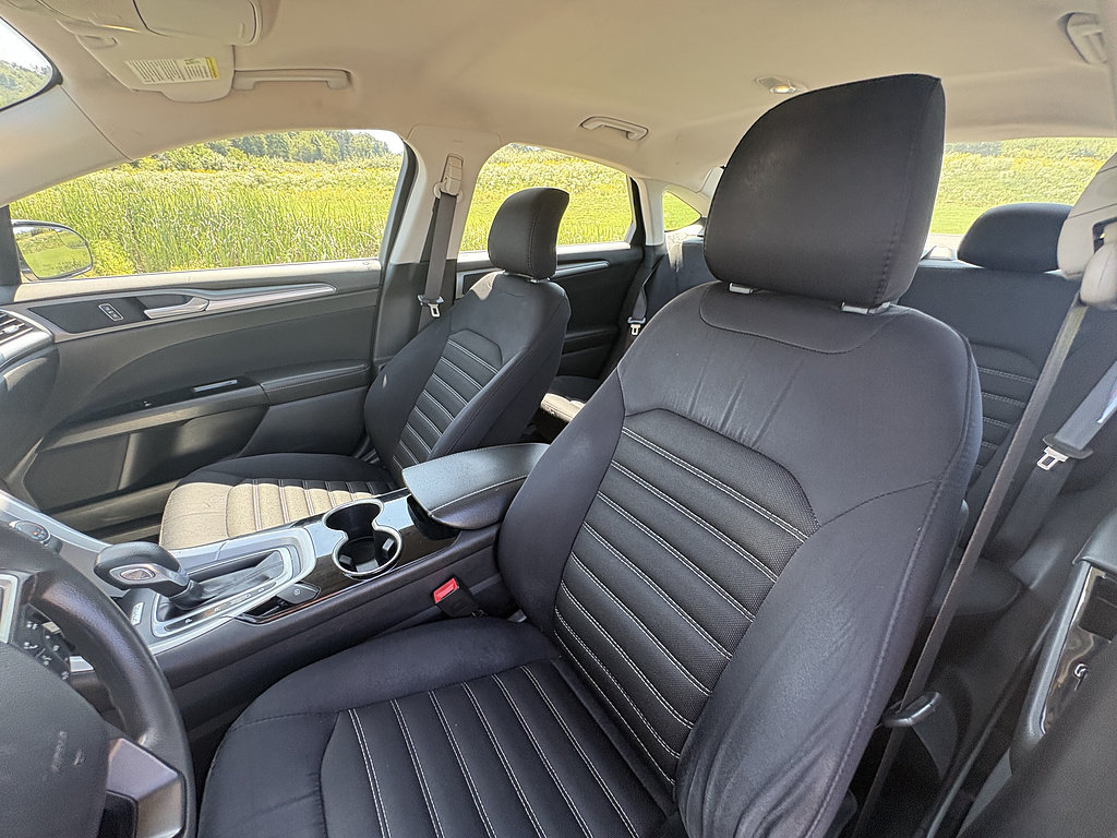 Used 2015 Ford Fusion SE FWD image 30
