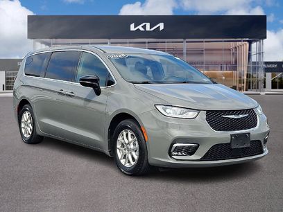 Used 2025 Chrysler Pacifica Select