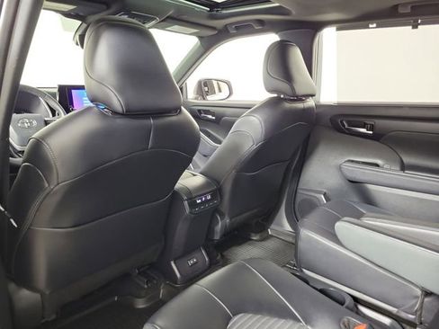 Used 2024 Toyota Highlander XSE FWD image 11