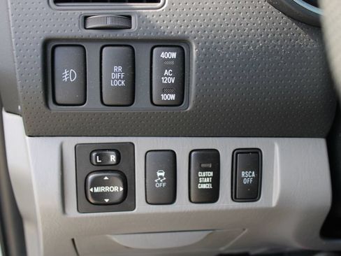 Used 2015 Toyota Tacoma 4x4 Double Cab w/ TRD Off-Road Package image 24