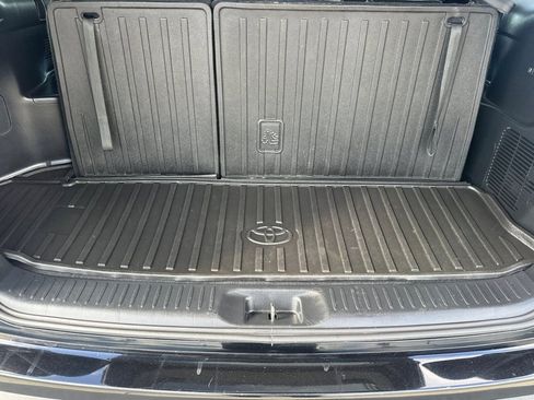 Used 2019 Toyota Highlander Plus FWD image 16