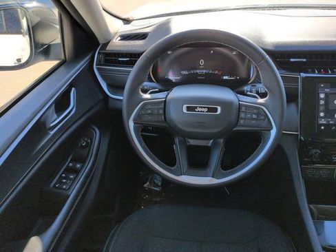 Used 2023 Jeep Grand Cherokee Laredo X image 15