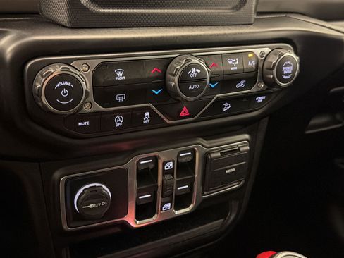Used 2020 Jeep Wrangler Unlimited Sahara AWD/4WD image 18