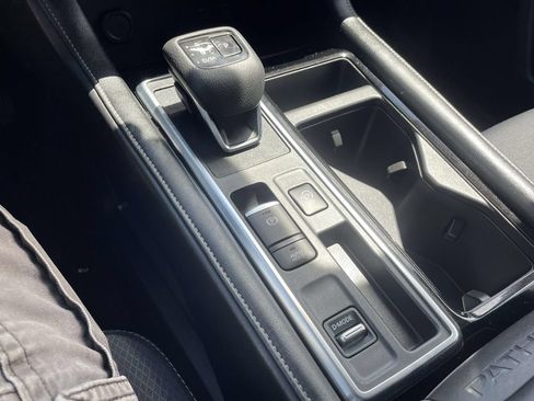 Used 2025 Nissan Pathfinder SV FWD image 19