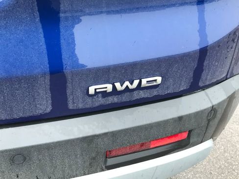 Used 2023 GMC Acadia SLE w/ Driver Convenience Package image 3