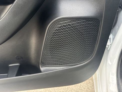 Used 2025 Chrysler Pacifica Select image 16