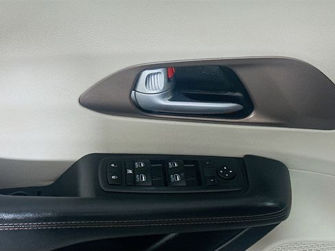 Used 2018 Chrysler Pacifica Touring-L Plus image 15