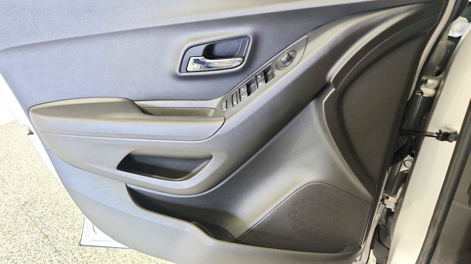 Used 2020 Chevrolet Trax LT w/ LT Convenience Package FWD image 36