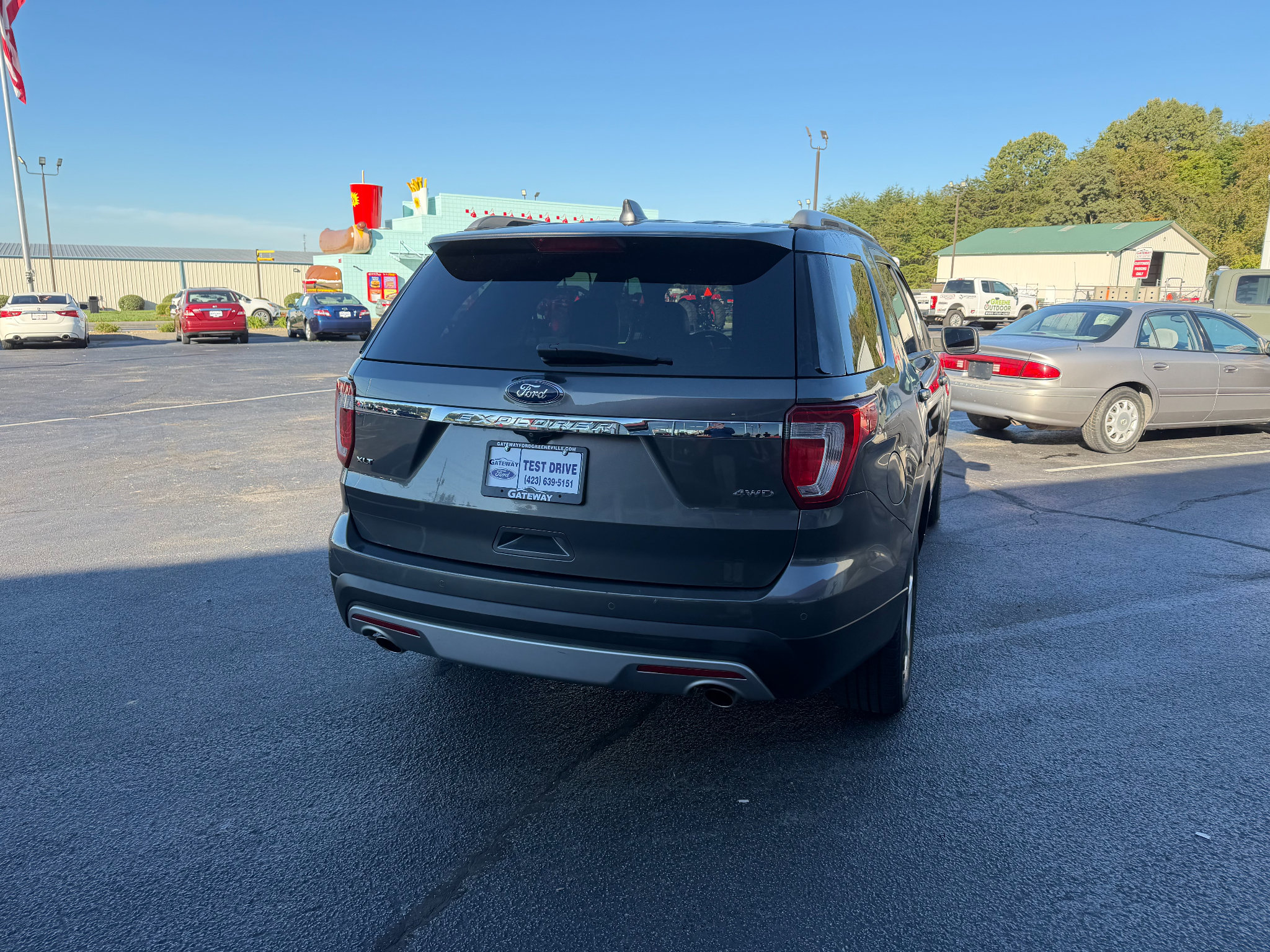 Used 2017 Ford Explorer XLT w/ Equipment Group 202A AWD/4WD image 3