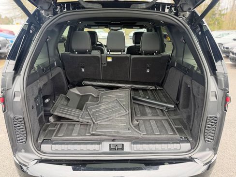 Used 2024 Land Rover Discovery Dynamic SE image 5