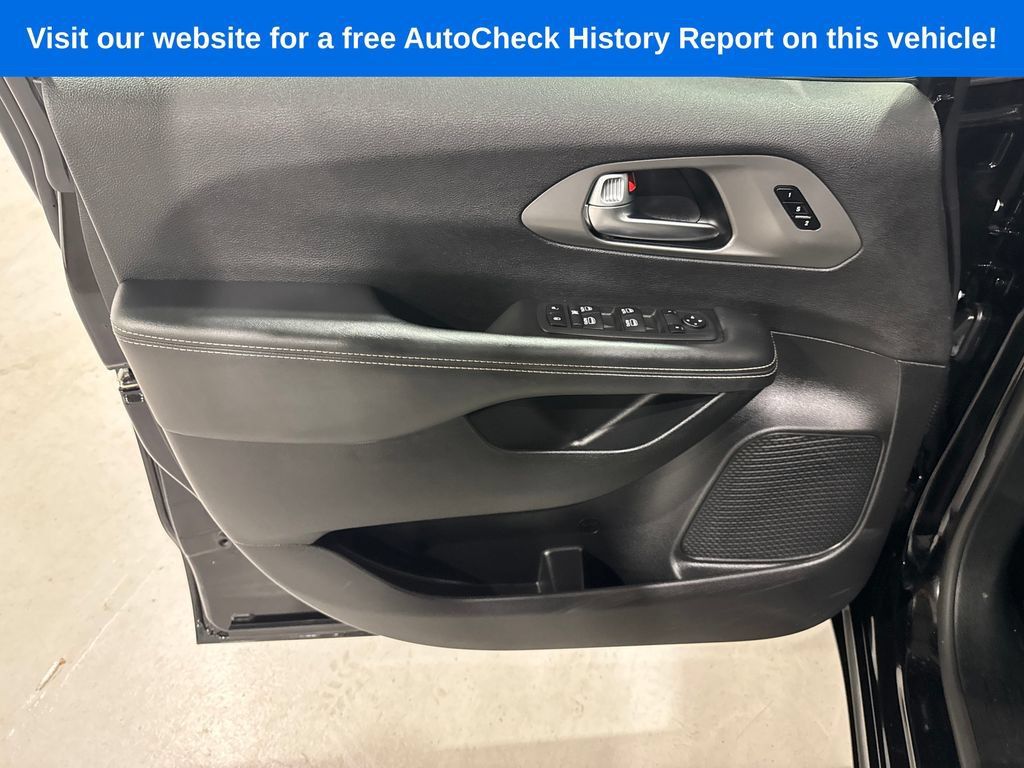 Used 2025 Chrysler Pacifica Select FWD image 16