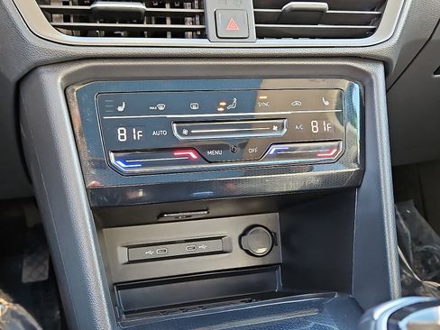 Certified 2025 Volkswagen Taos SE image 14