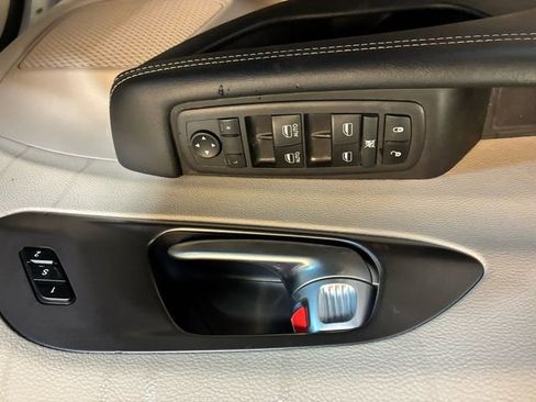 Used 2024 Chrysler Pacifica Touring-L FWD image 14