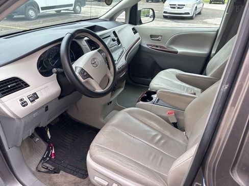 Used 2013 Toyota Sienna XLE FWD image 13