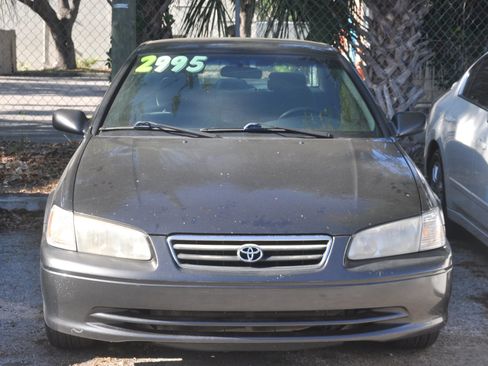 Used 2001 Toyota Camry XLE FWD image 3