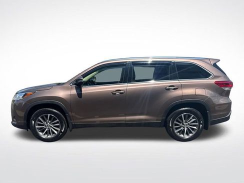 Used 2019 Toyota Highlander XLE AWD/4WD image 6