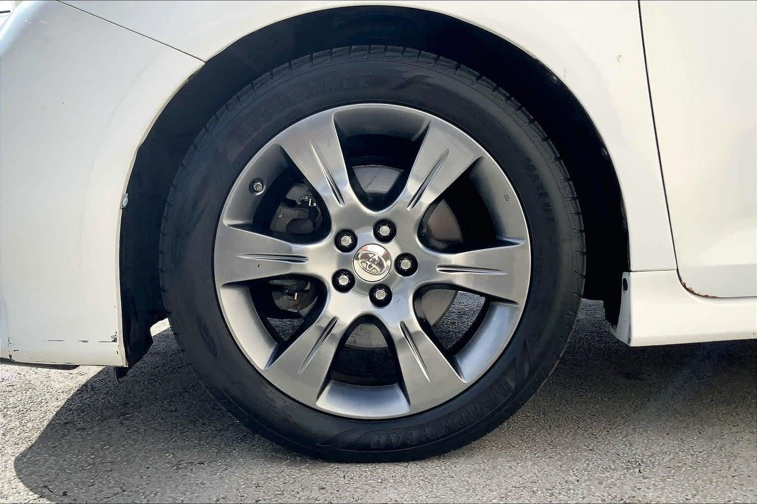 Used 2015 Toyota Sienna SE FWD image 8
