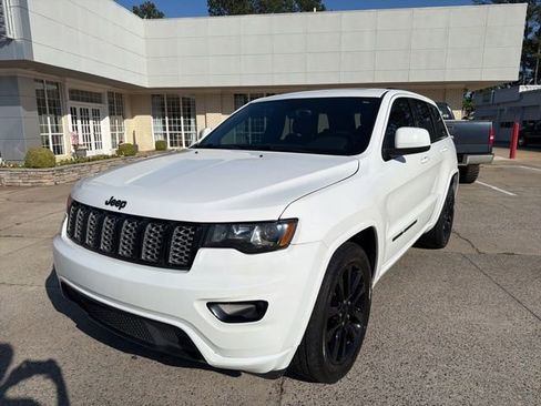 Used 2017 Jeep Grand Cherokee Altitude RWD image 2