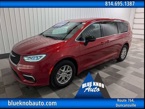 Used 2025 Chrysler Pacifica Select FWD image 1