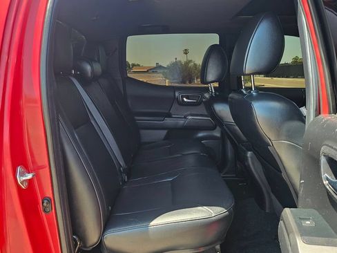 Used 2022 Toyota Tacoma TRD Off-Road AWD/4WD image 19