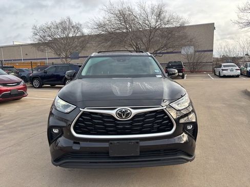 Used 2022 Toyota Highlander XLE image 2