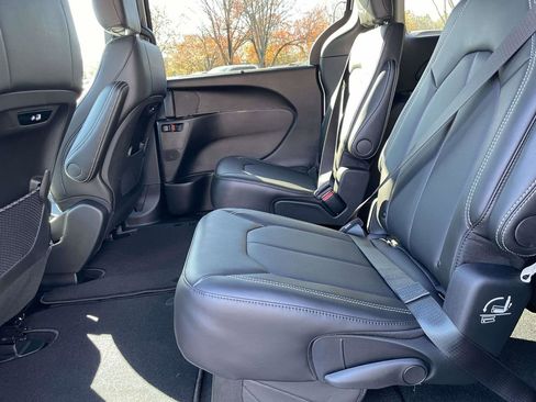 New 2026 Chrysler Pacifica Select FWD image 28