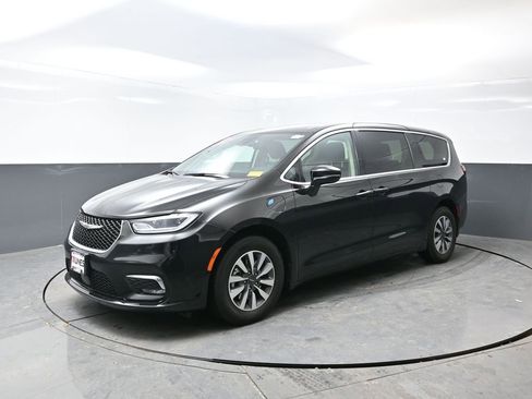 Used 2024 Chrysler Pacifica Select image 10