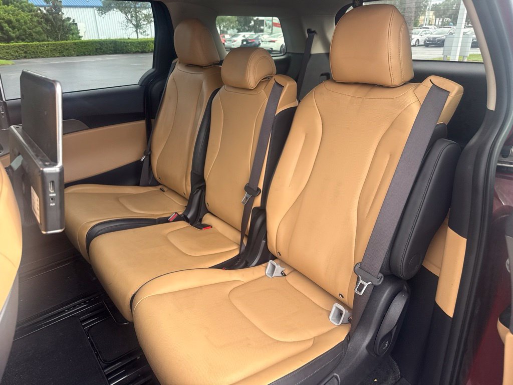 Used 2023 Kia Carnival LX FWD image 10