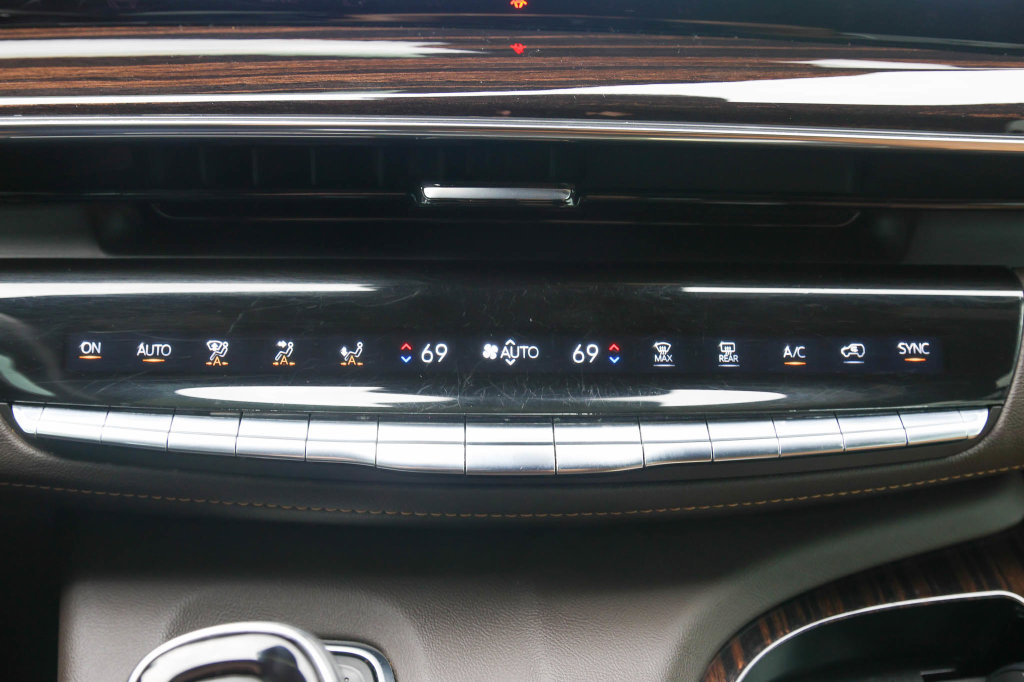 Used 2023 Cadillac Escalade Premium Luxury RWD image 33