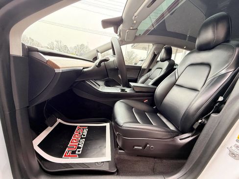 Used 2022 Tesla Model Y Long Range image 18