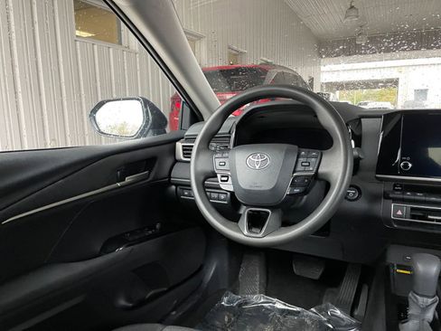 Used 2025 Toyota Camry LE image 33