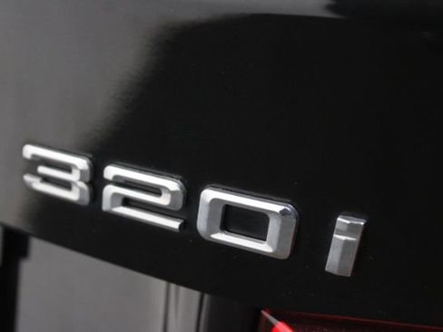 Used 2018 BMW 320i Sedan RWD image 7