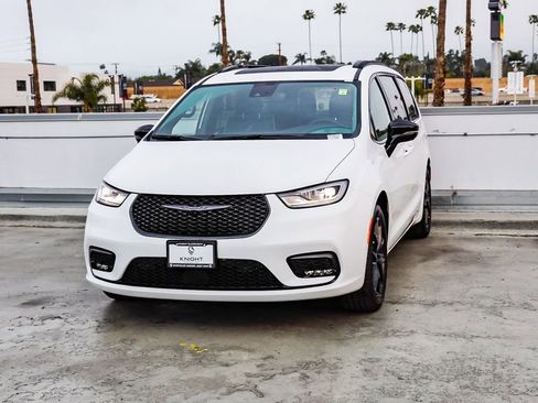 New 2026 Chrysler Pacifica Select FWD image 4