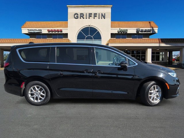 Used 2024 Chrysler Pacifica Touring-L FWD image 3