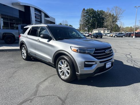 Used 2021 Ford Explorer XLT w/ Equipment Group 202A AWD/4WD image 14