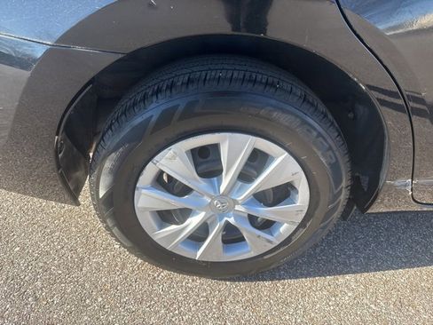 Used 2015 Toyota Corolla L image 12