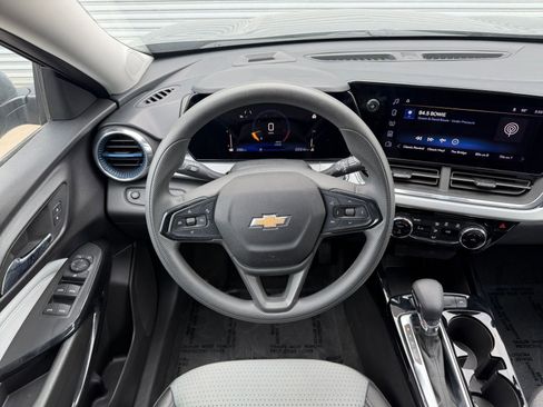 Used 2025 Chevrolet Trax LT FWD image 33