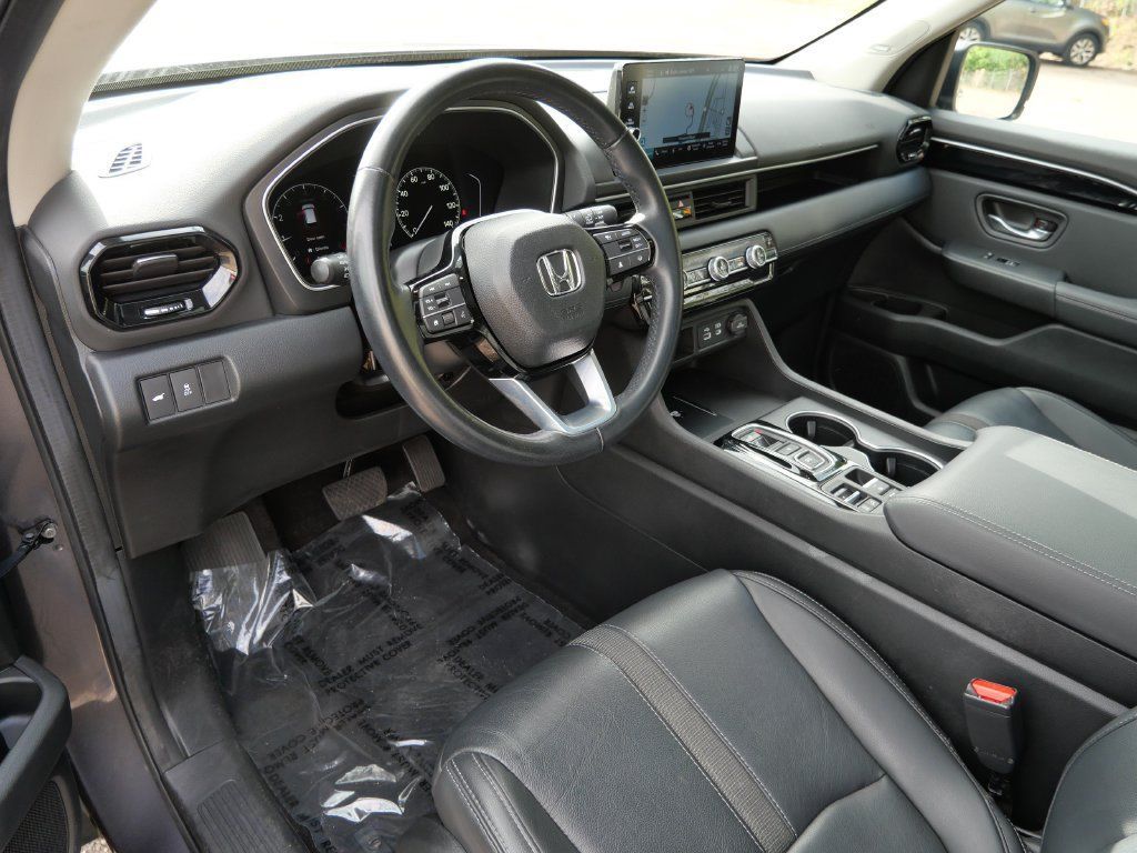 Used 2024 Honda Pilot Touring image 3