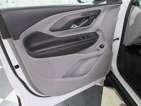 Used 2023 GMC Terrain SLT image 12