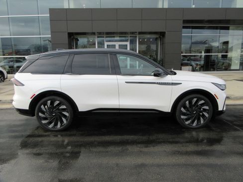 Used 2025 Lincoln Nautilus Reserve image 11