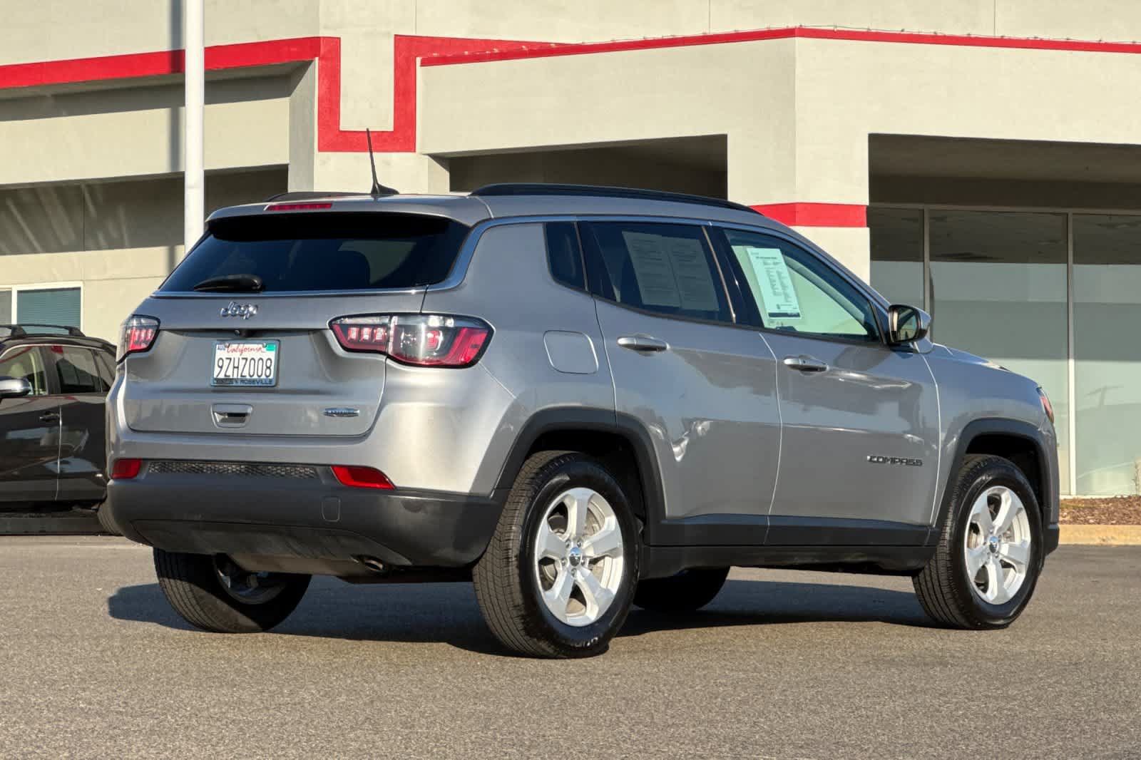 Used 2021 Jeep Compass Latitude FWD image 2