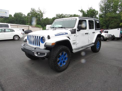 Used 2018 Jeep Wrangler Unlimited Sahara AWD/4WD image 8