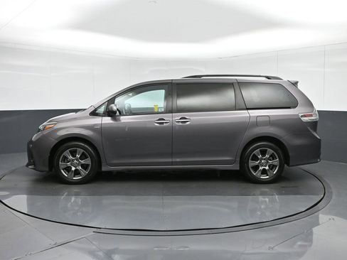 Used 2020 Toyota Sienna SE Premium image 4