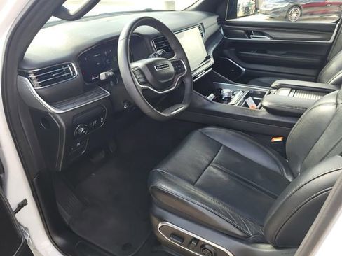 Used 2024 Jeep Wagoneer Series II w/ Flexible Seating Group RWD image 3