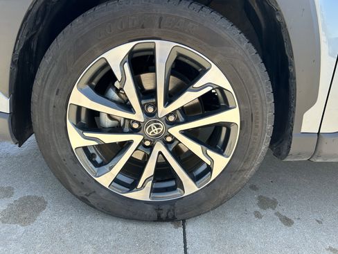 Used 2025 Toyota Corolla Cross XLE image 11