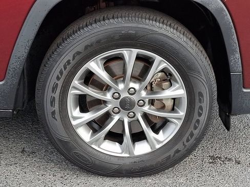 Used 2019 Jeep Cherokee Latitude Plus w/ Comfort/Convenience Group AWD/4WD image 11